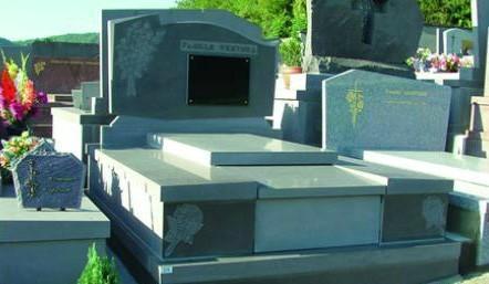 Tombe et plaques funéraire