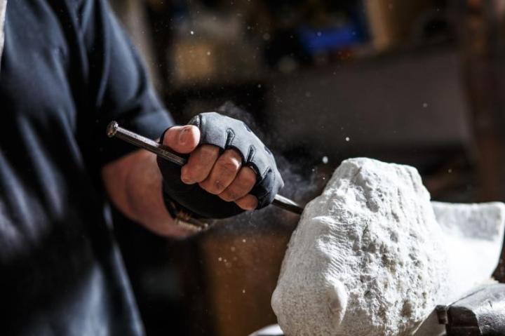 Le processus créatif d'un sculpteur de pierres révélé, France